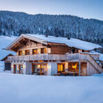Gruppenhaus in den Alpen an einem kalten Winterabend