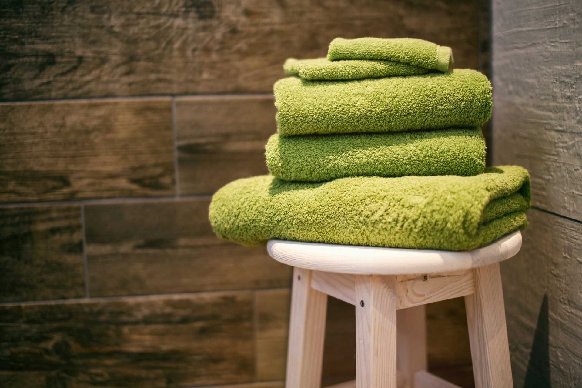 Grüne Handtücher in einem Badezimmer