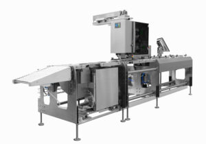 Automatische Verpackungsmaschine mit Plastiktüte und Papierbox, Hochgeschwindigkeitsverpackungsmaschine für die Lebensmittelindustrie, isoliert auf weißem Hintergrund.