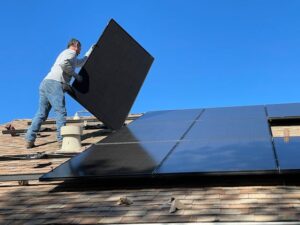Photovoltaikanlage wird auf Dach installiert