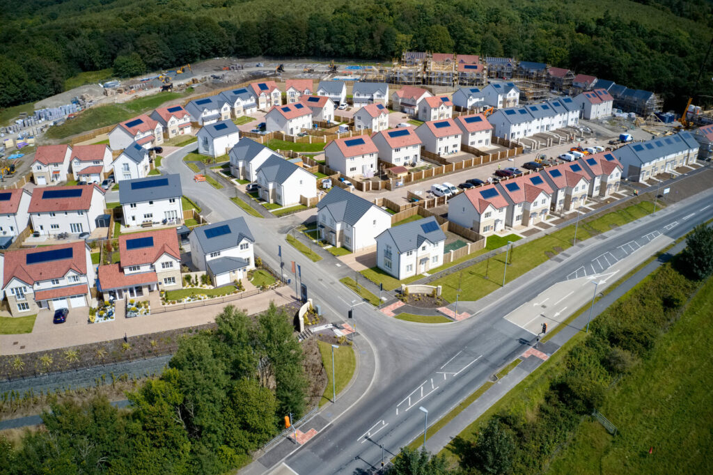 Neue Wohnsiedlung von Häusern mit Photovoltaik Modulen auf den Dächern