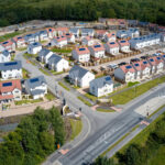 Neue Wohnsiedlung von Häusern mit Photovoltaik Modulen auf den Dächern