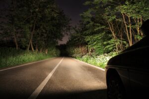 Auto bei Nacht im Wald