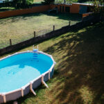 Ein oberirdischer Pool im Hinterhof an einem sonnigen Sommertag aus der Vogelperspektive