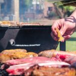 Draußen grillen bei gutem Wetter.