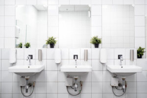Konzept der Sauberkeit, sauberer Handwaschbereich einer Toilette