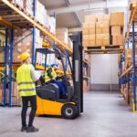 Gabelstapler beim Palettenheben im Lager | Elektrokettenzug