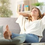 Frau entspannt auf Sofa | Pool Shop
