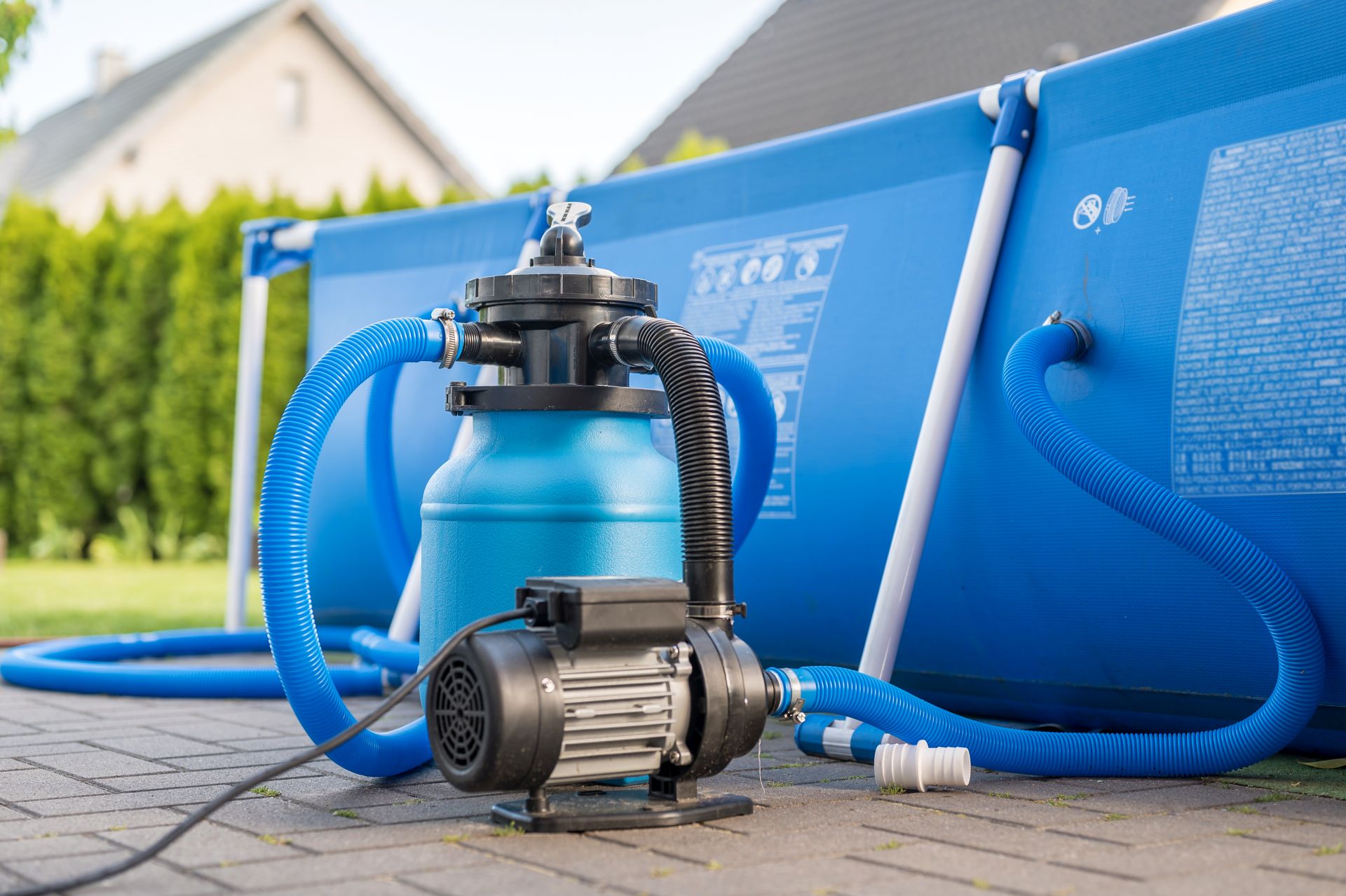 Poolpumpe und Filteranlage am Gartenpool