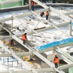 Arbeiter auf Baustelle im Winter bei Stahlkonstruktion | Heizanhänger