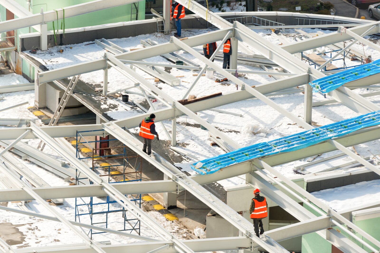Arbeiter auf Baustelle im Winter bei Stahlkonstruktion | Heizanhänger