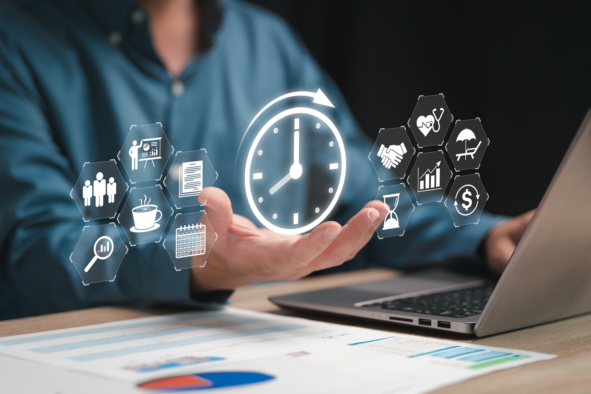 Mann haelt digitale Uhr mit Symbolen für Arbeit und Freizeit | Elfbar Elfa