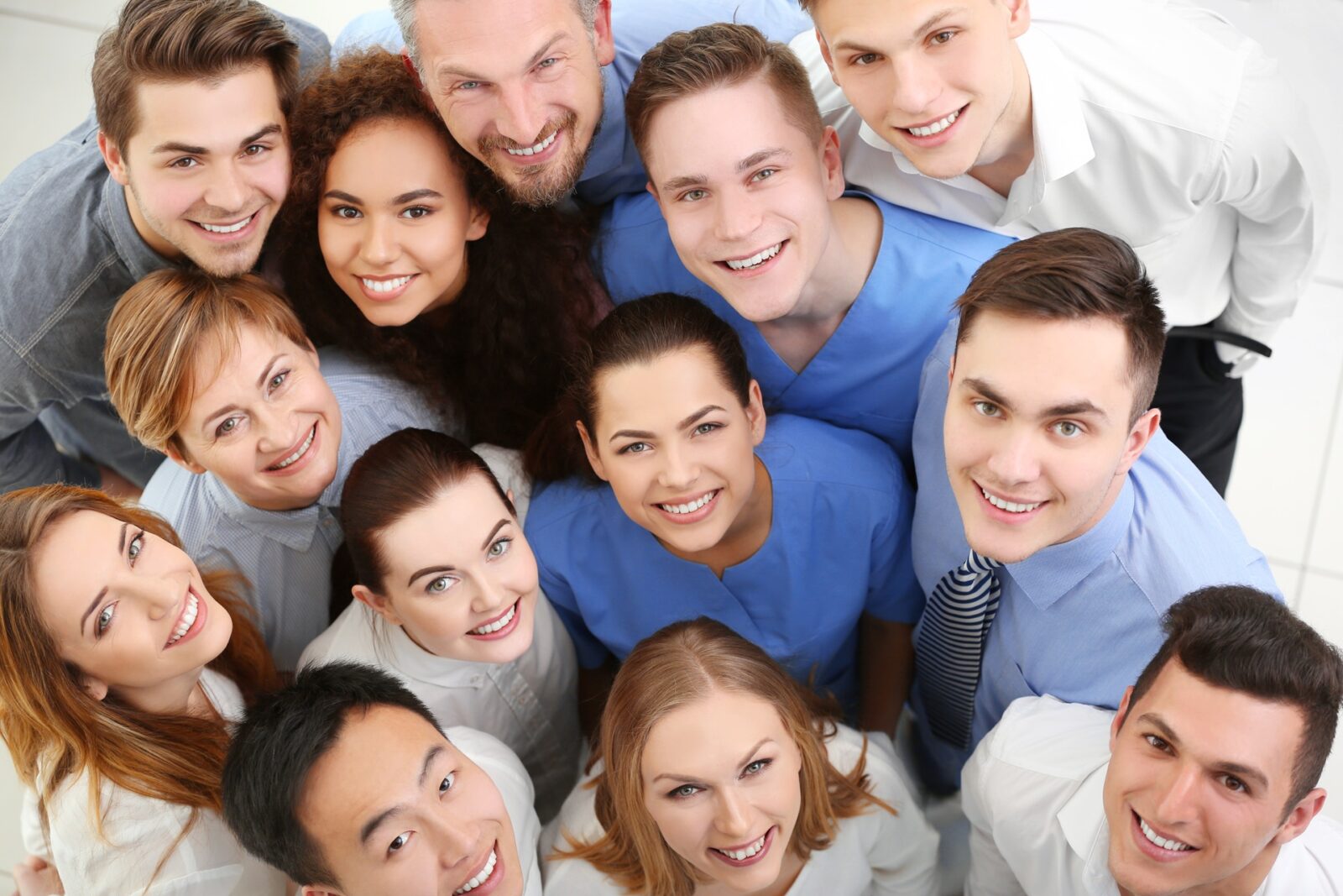 Laechelndes Team aus Mitarbeitern | Arbeitskleidung bedrucken